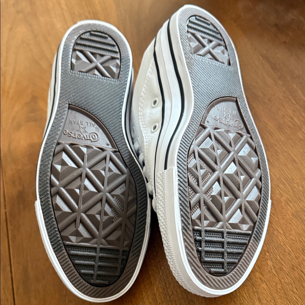 Converse Chuck Taylor All Star Low Top Sneakers in White - Picture 4 of 6